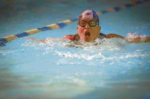 Hern&aacute;n Pichucho practica nataci&oacute;n en la piscina del colegio Mont&uacute;far. Esta es una de sus rutinas de entrenamiento hace dos meses. Foto:  Santiago Aguirre.