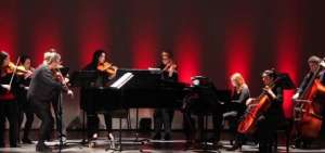Sinfon&iacute;a de violinistas homenajean a Las Manuelas y colectivos de mujeres