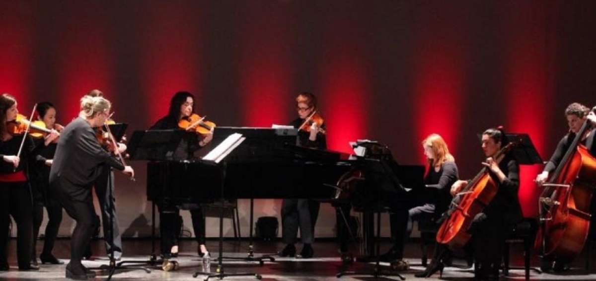 Sinfon&iacute;a de violinistas homenajean a Las Manuelas y colectivos de mujeres