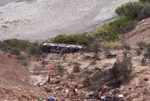 Un autobús cayó al barranco en una zona rural de Arequipa. 