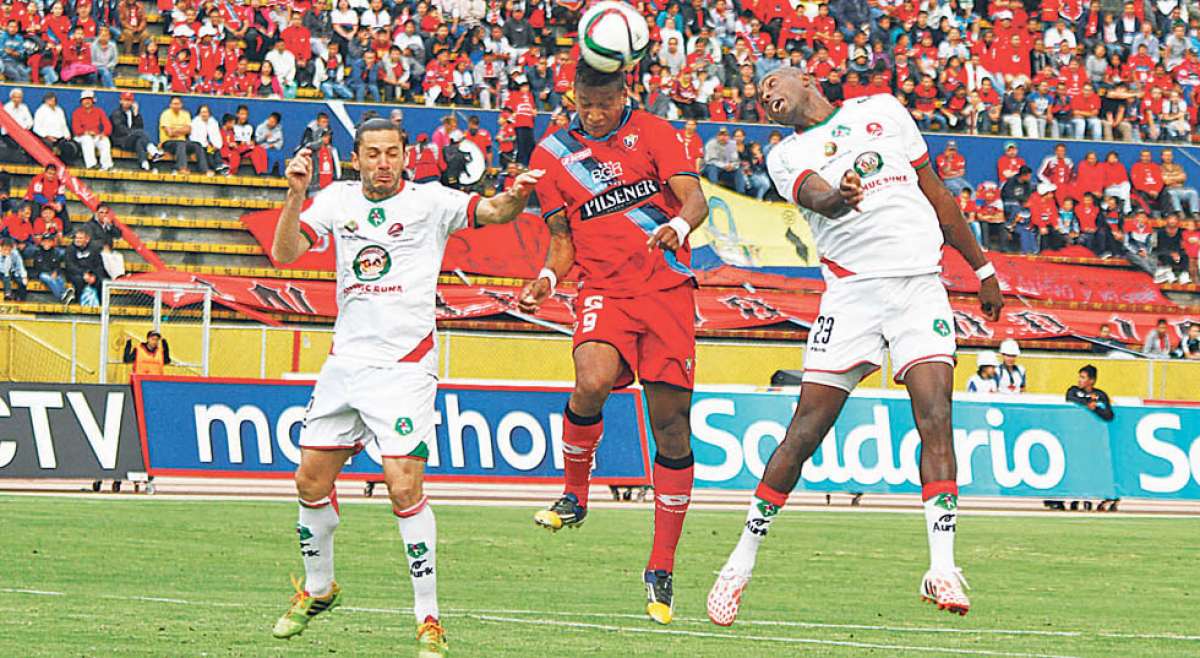 Miguel &Aacute;lvarez (centro) le gana en el juego a&eacute;reo al central Cristian Cellay (izq.) y al lateral derecho Giancarlo Carmona. El ariete &lsquo;rojo&rsquo; se perdi&oacute; 2 oportunidades claras.  Foto: Cortes&iacute;a Andes