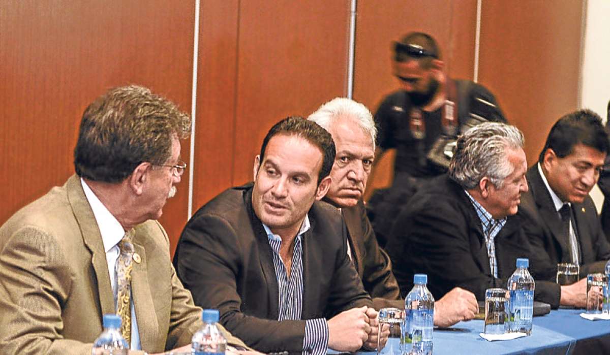 Francisco Egas, de Universidad Cat&oacute;lica (centro), dialoga con Patricio Torres, de Liga de Quito, antes del inicio de la reuni&oacute;n entre los directivos nacionales. Foto: Marco Salgado / El Tel&eacute;grafo