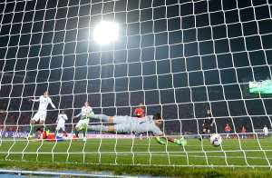 Momento en que el delantero chileno Alexis S&aacute;nchez (a la izquierda en el suelo) marca el segundo tanto del partido. El arquero Romel Qui&ntilde;&oacute;nez qued&oacute; vencido. Foto: AFP
