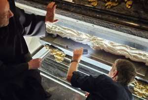 Fieles miran el cuerpo de Santa Teresita de Jesús que tiene 111 años y aún mantiene un notable estado de conservación.