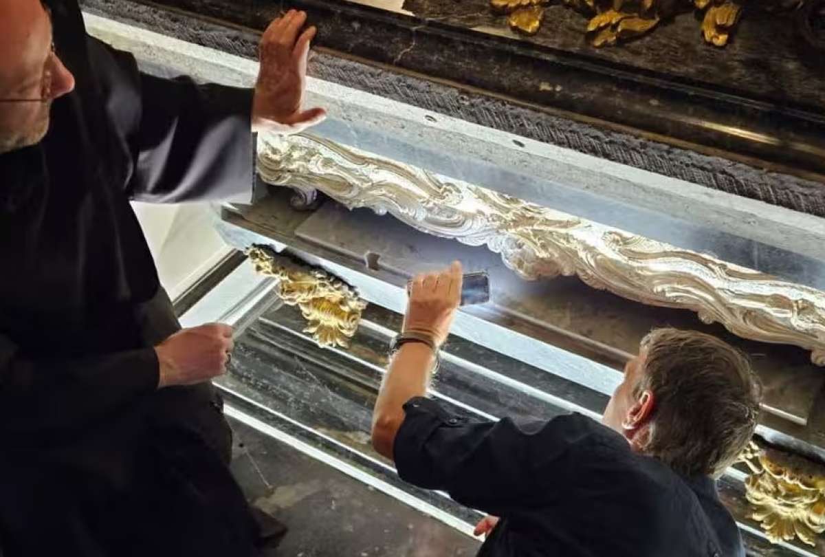 Fieles miran el cuerpo de Santa Teresita de Jesús que tiene 111 años y aún mantiene un notable estado de conservación.