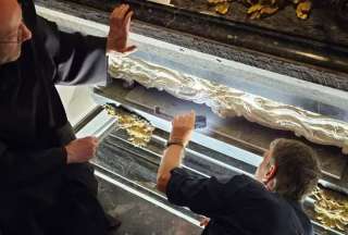 Fieles miran el cuerpo de Santa Teresita de Jesús que tiene 111 años y aún mantiene un notable estado de conservación.