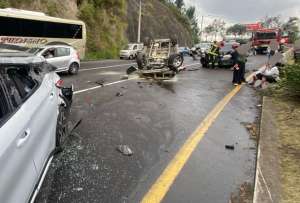 Bomberos atienden emergencia por accidente en la av. Sim&oacute;n Bol&iacute;var