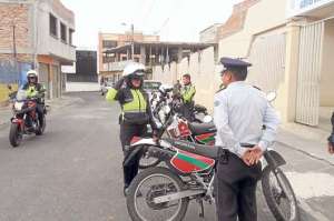 Los agentes civiles de tr&aacute;nsito se alistan para salir a las calles. Reciben indicaciones de sus superiores en las oficinas de la Agencia de Orden y Control Ciudadano. Foto: Roberto Ch&aacute;vez│El Tel&eacute;grafo
