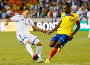 Arnold Peralta (i) disputa el bal&oacute;n con Walter Ayov&iacute;, en amistoso disputado entre Honduras y Ecuador.