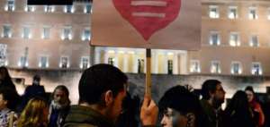 Fuera del Parlamento y de la catedral de Atenas, activistas por los derechos de las minor&iacute;as se congregaron para esperar la decisi&oacute;n. 