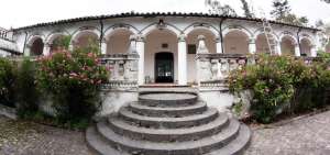 El patio principal de la finca a&uacute;n conserva el estilo arquitect&oacute;nico andaluz, el cual se caracteriza por habit&aacute;culos hechos de piedra reforzada, de m&aacute;s de dos metros de alto y redondas pilastras.
