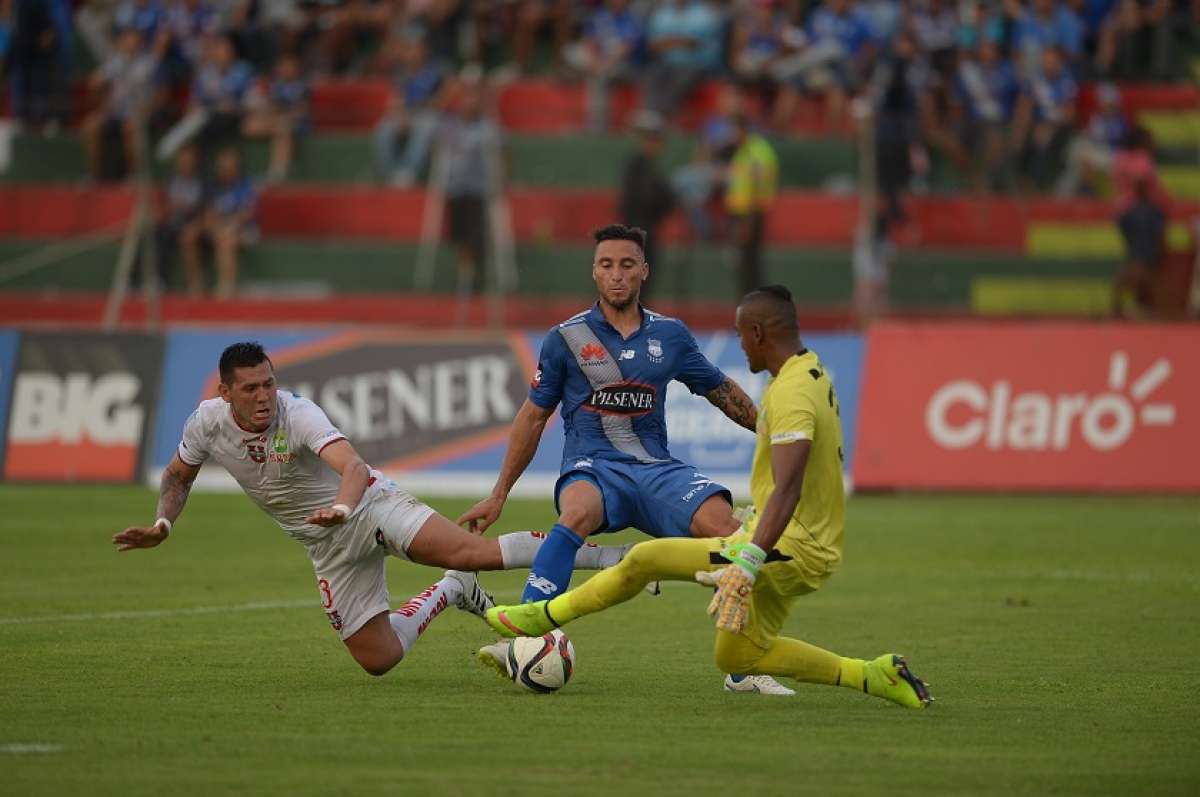 El arquero Danny Cabezas controla el bal&oacute;n y corta un ataque de Emelec, ayer en el estadio Los Chirijos. Miguel Castro / El Tel&eacute;grafo