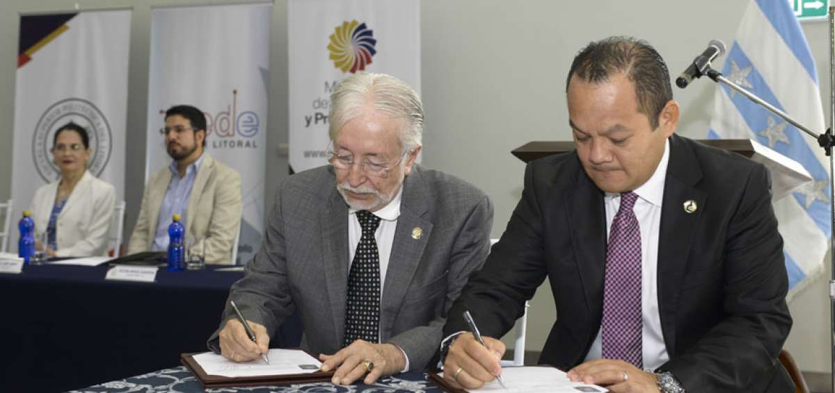 Momentos de la firma del contrato entre los principales representantes de la Espol y la empresa Vibag.
