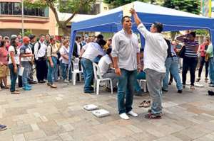 Los j&oacute;venes que asistieron a la convocatoria se sometieron a chequeo de peso y de estatura, datos que son solicitados por el Cabildo. Foto: William Orellana / El Tel&eacute;grafo