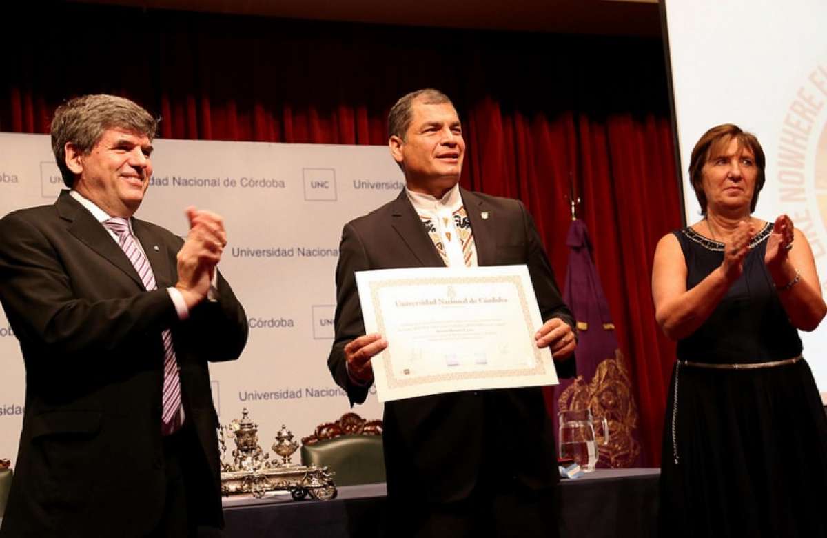 El Mandatario ecuatoriano recibi&oacute; un diploma y una medalla de manos de las autoridades universitarias. Foto: Presidencia del Ecuador 