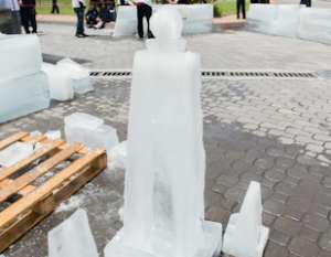 La Mitad del Mundo se esculpi&oacute; bajo cero 