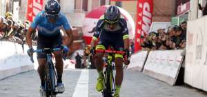 Con enorme tes&oacute;n, el carchense Richard Carapaz (i) defendi&oacute; ayer su posibilidad de ascender al podio en la Semana Internacional Coppi e Bartali.