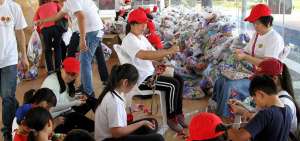 Para Navidad, las colonias chinas organizan actividades para regalar juguetes a ni&ntilde;os de familias de escasos recursos.