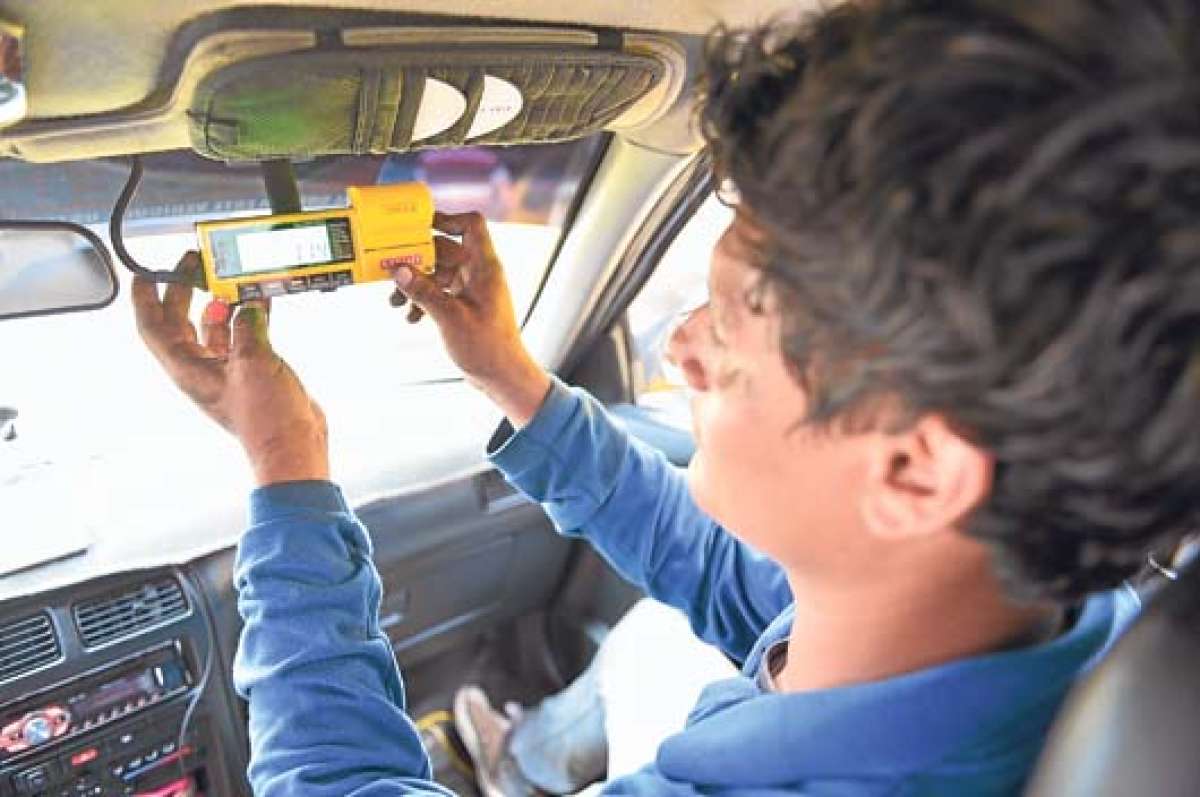 Los dispositivos deben ser usados por los choferes de carros de alquiler para evitar sanciones. FOTO: JOS&Eacute; LUIS LLIVISACA