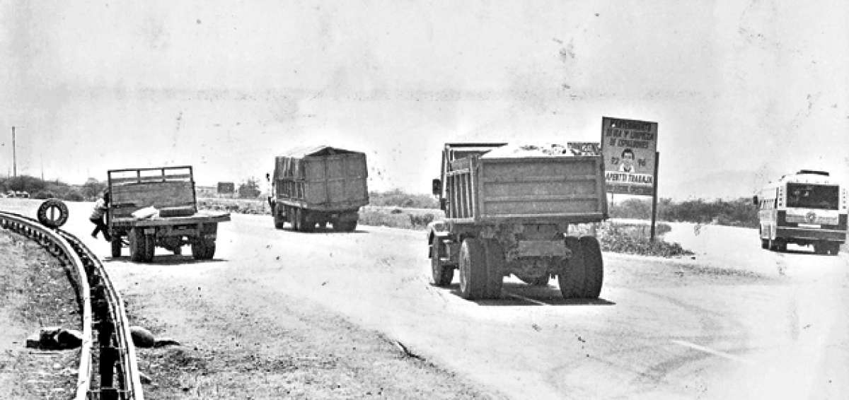 Una imagen del archivo de diario EL TEL&Eacute;GRAFO de la construcci&oacute;n de la V&iacute;a Perimetral de Guayaquil, que se hizo durante el gobierno de Le&oacute;n Febres-Cordero. Foto: Archivo/El Tel&eacute;grafo
