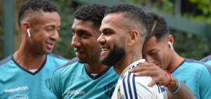 El delantero Juan Jos&eacute; Govea (d) se tom&oacute; una foto con Dani Alves durante el entrenamiento de Independiente en el complejo del club Sao Paulo