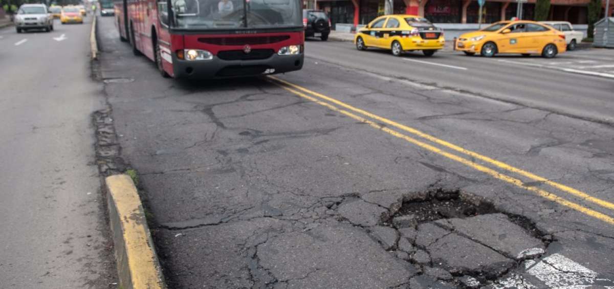 Ni las v&iacute;as exclusivas del servicio de transporte p&uacute;blico municipal se libran de los baches. En la foto, un tramo del carril de la Ecov&iacute;a.  