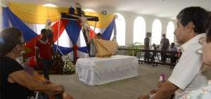 La imagen del Cristo del Consuelo fue exhibida ayer dentro de la iglesia para el rezo del rosario al que asistieron los feligreses.
