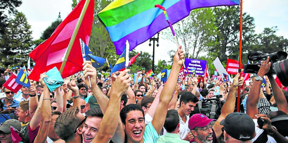 Miles de parejas y activistas GLBTI celebraron la decisi&oacute;n de la Corte en las afueras de la sede en Washington. Foto: AFP