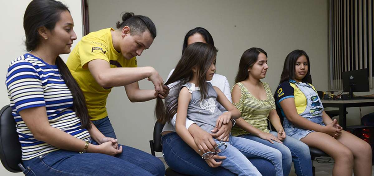 Est&eacute;fani Mite, Tatiana Morales y su hija, Eugenia Farf&aacute;n y Bianka Pineda, donaron cabello en Guayaquil