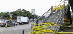 Las subidas al paso peatonal fueron clausuradas ante el peligro de que el resto de la estructura se pueda venir abajo debido a los da&ntilde;os que sufri&oacute;.