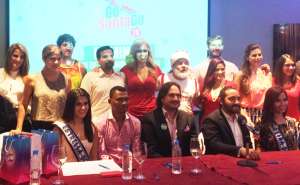 Organizadores, madrinas y colaboradores de la Fundaci&oacute;n Pan To Go, en la foto oficial del lanzamiento a la carrera Go Santa Go. Foto: Cortes&iacute;a