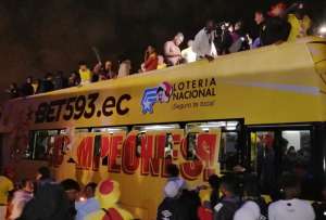 Aucas terminó su festejo con sus hinchas en El Arbolito