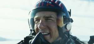 Tom Cruise recibe el certificado de aviaci&oacute;n naval honor&iacute;fico por su papel en Top Gun