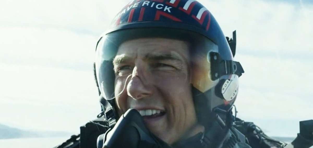 Tom Cruise recibe el certificado de aviaci&oacute;n naval honor&iacute;fico por su papel en Top Gun