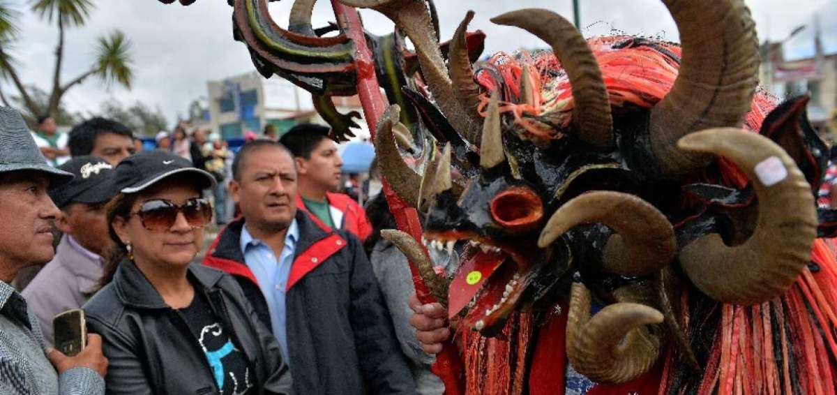 Turistas asisten al &uacute;ltimo d&iacute;a de la &acute;diablada&acute; pillare&ntilde;a