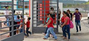 La unidad educativa en Monte Sina&iacute; contaba ayer con presencia policial, al igual que el colegio Tr&aacute;nsito Amagua&ntilde;a, en la cooperativa Balerio Estacio.