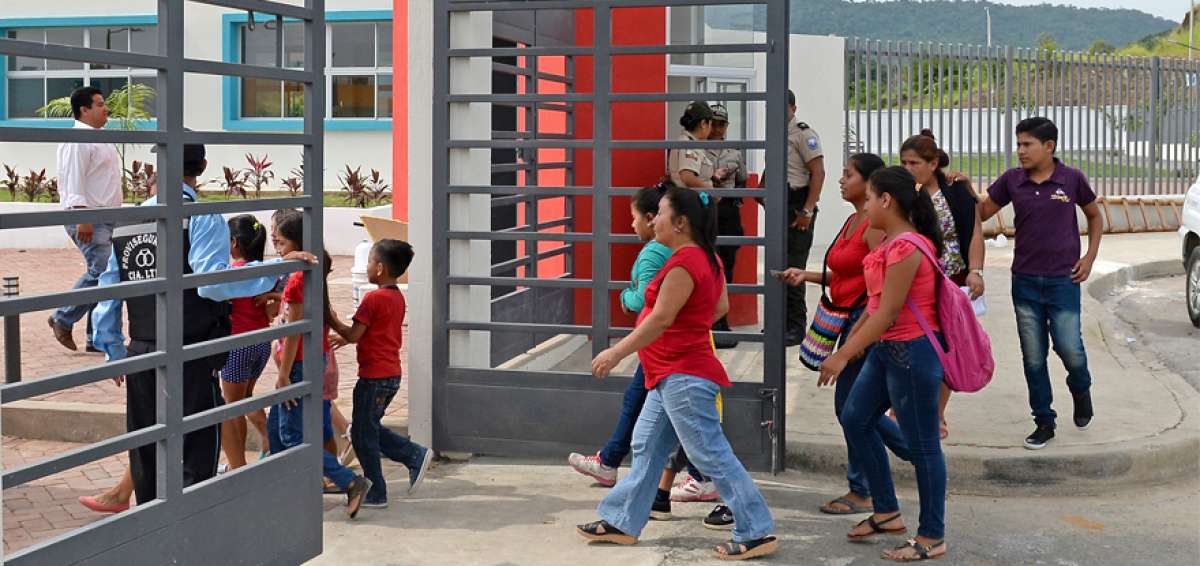 La unidad educativa en Monte Sina&iacute; contaba ayer con presencia policial, al igual que el colegio Tr&aacute;nsito Amagua&ntilde;a, en la cooperativa Balerio Estacio.