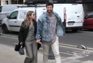 Gerard aPiqué (der.) en un paseo por las calles de Barcelona. 