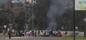 manifestantes del sector de LLano Chico protestas contra el alza de combustible. 