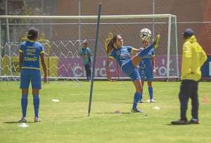 Las chicas del combinado nacional se divirtieron con el f&uacute;tbol-tenis en la parte final del entrenamiento de ayer en la Casa de la Selecci&oacute;n en la capital. Foto: Santiago Aguirre.