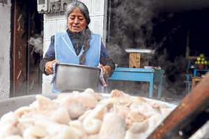 Las mujeres adultas mayores se ven obligadas a trabajar para aportar a la econom&iacute;a familiar y para su propia subsistencia, desde la informalidad. Foto: &Aacute;lvaro P&eacute;rez.