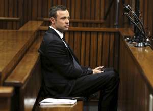 Oscar Pistorius es acusado de asesinato premeditado en contra de quien era su novia, la modelo Reeva Steenkamp. Foto: Agencia