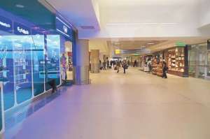 En las instalaciones que ocupaban las terminales de pasajeros del exaeropuerto funciona provisionalmente el Centro de Eventos Bicentenario. Foto: Cortes&iacute;a sitio aeropuertos.net