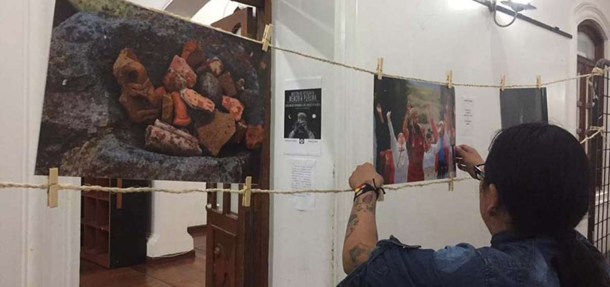 Las fotograf&iacute;as son de 44X30 cent&iacute;metros y fueron colocadas en el museo sobre una cuerda para que puedan verse los dos lados.