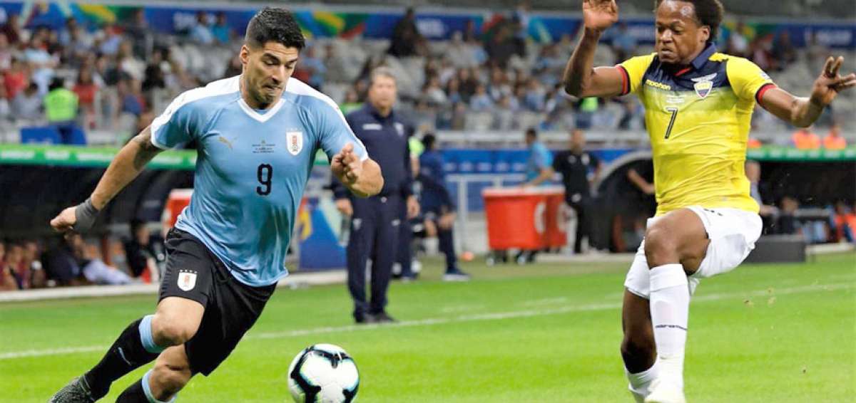 Luis Su&aacute;rez marc&oacute; el tercer tanto y fue dif&iacute;cil detenerlo para los zagueros Arturo Mina y Gabriel Achilier. En esta acci&oacute;n lo marca Romario Ibarra.