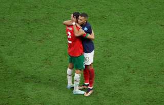 Kylian Mbappé (der.) se abraza con Achraf Hakimi en el duelo entre Francia y Marruecos. 