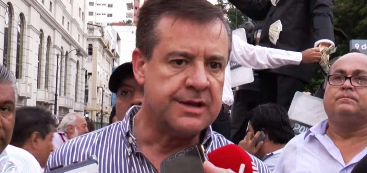 El legislador hizo el anuncio durante una marcha en Guayaquil.