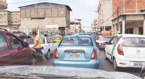 La avenida 10 de Agosto registra congestionamientos desde la calle Jos&eacute; Mascote y se extienden hasta el Malec&oacute;n Sim&oacute;n Bol&iacute;var. Foto: Karly Torres / El Tel&eacute;grafo