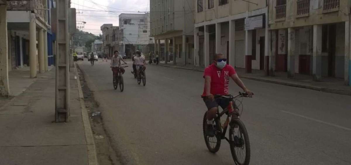 Moradores utilizan mascarillas para protegerse del polvo que a&uacute;n se levanta por las calles.