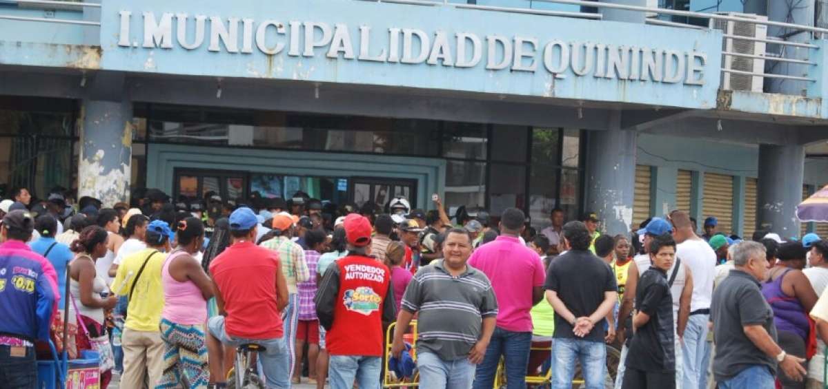 Decenas de ciudadanos gritaban ayer consignas en contra del  burgomaestre del cant&oacute;n esmeralde&ntilde;o.  El Alcalde los desestim&oacute; como personas pagadas por los ediles de oposici&oacute;n.